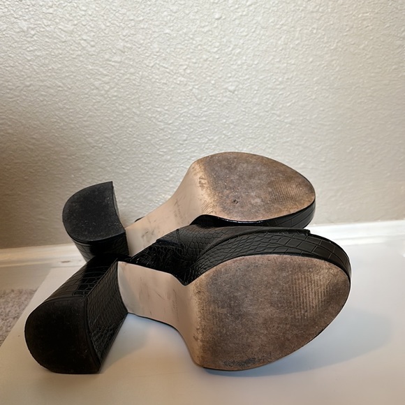 Nine West Platform Crocodile Print Peep-Toe Heels - Picture 4 of 4